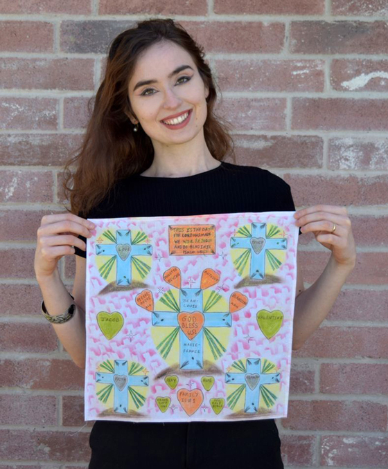 Valentine Cuny-Le Callet mit ihrem Taschentuch Kunstwerk. - Valentine Cuny-Le Callet with her handkerchief artwork.